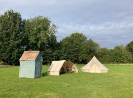 Tin and Canvas Glamping Pickering, Canvas Capers Bell Tent，位于皮克林的酒店
