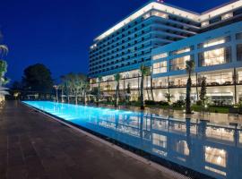 华美达广场酒店及spa中心特拉布宗，位于特拉布宗的带泳池的酒店