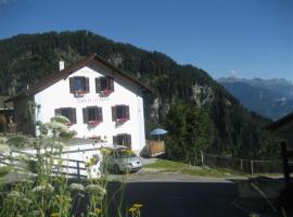 on a quiet location, beautiful, spacious holidayhouse, only for holidays, with a fantastic view, perfect for skiing, walking and hiking，位于Scheid的酒店