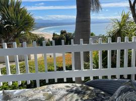 Plett Holiday Stay with Pizza Oven and Views，位于普利登堡湾停车场（瞭望海滩）附近的酒店