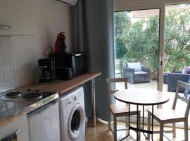 Rez de jardin cosy avec terrasse fleurie，位于泰克河畔阿尔莱的酒店