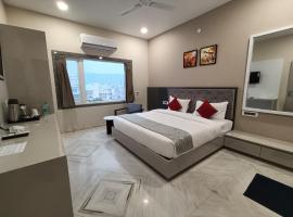Hotel Shri Anand Dham, Nathdwara - 125 Meters away from the temple，位于纳特杜瓦拉的酒店