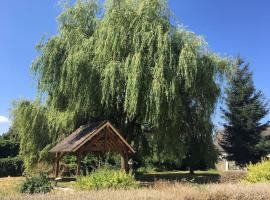 Charmant T2 au 1er dans résidence avec parc arboré，位于圣皮埃尔－勒穆捷的酒店
