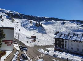 Résidence LES CHAMOIS Pied des pistes Chamrousse，位于尚鲁斯十字架滑雪缆车附近的酒店