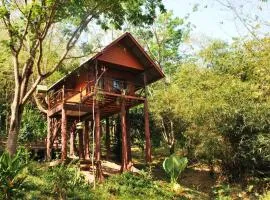 Treehouse Holidays-Lake View