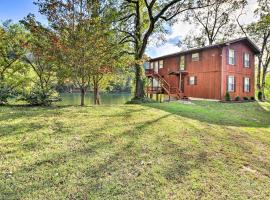 Private Riverfront Home on the White River!，位于Norfork的酒店
