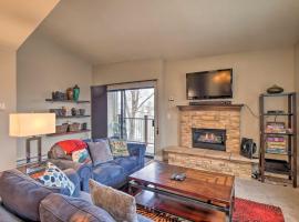 Walk to Chair Lift Mtn-View Breckenridge Condo，位于布雷肯里奇的酒店