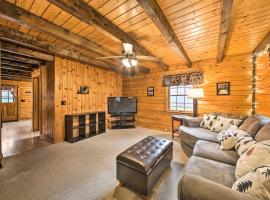 All-Season Sanctuary Steps to Moosehead Lake，位于格林维尔的酒店