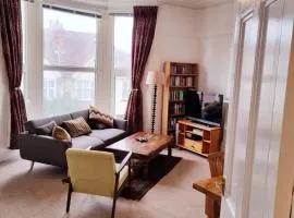 Bright, character 3 bed Apartment: 7 mins walk to sea