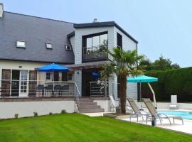 Holiday home with private outdoor pool, Gouesnac"h，位于Gouesnach的酒店
