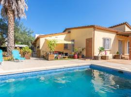 S46-CASA de VACACIONES CLIMATIZADA con PISCINA, en el CENTRO junto AL MAR, BARBACOA y WIIFI，位于艾姆布里亚布拉瓦的酒店