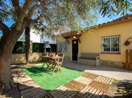 CASITA con jardin, BBQ, wifi, Centro y PLAYA，位于艾姆布里亚布拉瓦的酒店