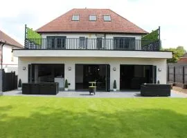 Modern Spacious House - Sleeps 16, Free Parking, Sun Terrace