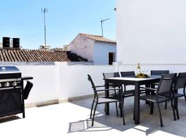 New Townhouse in the heart of Nerja with Jacuzzi，位于内尔哈的酒店