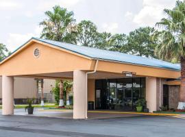 Quality Inn Hinesville - Fort Stewart Area, Kitchenette Rooms - Pool - Guest Laundry，位于MidCoast Regional Airport - LIY附近的酒店