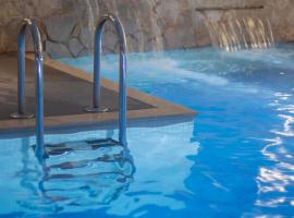 拉特拉萨Spa酒店，位于普拉加德阿罗的带停车场的酒店