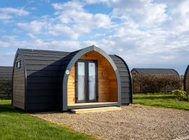 Camping Pods Hedley Wood Holiday Park，位于Bridgerule的露营地