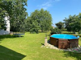 Magnifique villa piscine dans un écrin de verdure，位于埃克博尔塞姆的度假屋