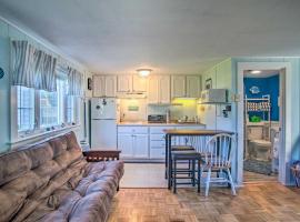 Cozy Studio on Cape Cod with Furnished Patio!，位于丹尼斯的公寓