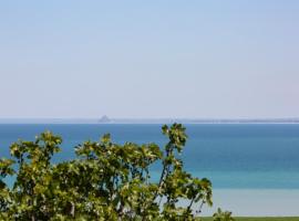 La Metairie-du-Vauhariot - Chambre Ou Lodge - Piscine Chauffée - Vue Mer et Mont Saint Michel - GR34，位于康卡勒的住宿加早餐旅馆