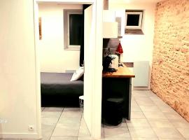 superbe appartement de 40m2 avec parking gratuit sur place，位于屈斯里的酒店