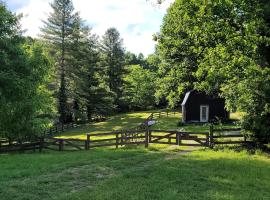 Rustic Hendersonville Farm Studio with Private Deck，位于亨德森维尔的酒店