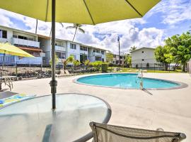 Sunny Central Condo Lanai and Community Pool Access，位于科纳Hulihe‘e Palace State Monument附近的酒店