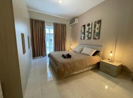 Verdi Apartment - Spacious Modern Apartment, close to Valletta，位于Santa Venera的酒店