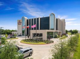 Crowne Plaza Suites Arlington, an IHG Hotel，位于阿林顿国际野生动物园附近的酒店