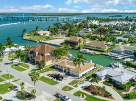 ELEVATED 955 - Spacious Family Riverfront home 4 Bedrooms，位于马可岛的酒店