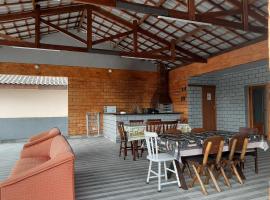 Suites 500m Praia da Enseada，位于瓜鲁雅的自助式住宿