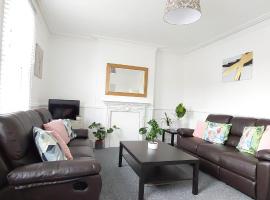 Very spacious two bedroom converted apartment in East Croydon，位于克罗伊登的酒店