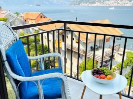 Chic sea front apartment with breathtaking Kotor Bay view，位于东兹斯托里弗的公寓