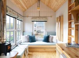Unique tiny house with wood fired roll top bath in heart of the Cairngorms，位于巴拉特的小屋