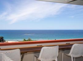 BEST OCEAN VIEWS ON STRADDIE + SUNSET DECK，位于波因特卢考特的度假屋