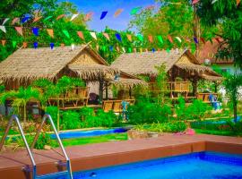 เดอะกระต็อบ By The Mountain Ozone บ้านโอโซนขุนเขาแก่งกระจาน，位于Ban Song Phi Nong的木屋