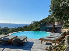 Superbe villa avec piscine chauffée et vue mer à Palombaggia