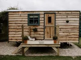 Angela's Rest Shepherds Hut with Scandi Hot Tub