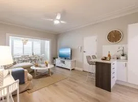 Louisa Court, 2,49 Donald St - Beautifully furnished unit in the heart of town with air con and Wi-Fi