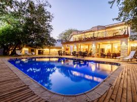 Nkosi Guest Lodge，位于维多利亚瀑布罗库图拉旅馆停车场附近的酒店