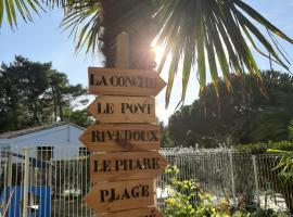 Camping 3 étoiles Les Fougères，位于里夫杜海滩的带按摩浴缸的酒店