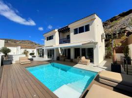 Luxury Villa Morelli with seaview & heated pool，位于马斯帕洛马斯的豪华酒店