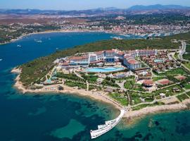 Royal Teos Thermal Resort Clinic & Spa - Halal Hotel，位于塞费里希萨尔的酒店