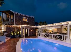 Deluxe designer historic villa Via Lactea, Panoramic sea views, Own private heated pool and subtropical garden，位于阿索马达的酒店