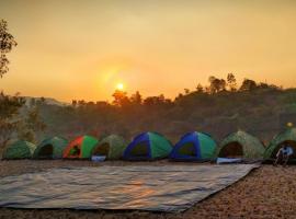 Hotel incredible kalsubai.Trek and camping，位于Shendi的酒店