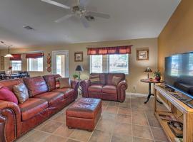 Fort Mohave Family Home with Golf Course Views!，位于Fort Mohave的酒店