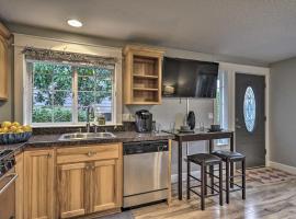 Chic Battle Ground Apartment ~ 18 Mi to Vancouver!，位于Battle Ground的酒店