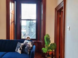Luxury 2 bedroom city centre apartment with panoramic views and high ceilings，位于阿伯丁的酒店