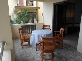 Room in Apartment - Residence La Colombe vacation Rentals，位于蒙舒瓦西的酒店