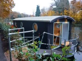 Lady Florence, Cosy Unique River Boat with Castle Views